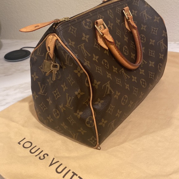 This is used bag , and good condition only corner wire is out - Picture 3 of 9